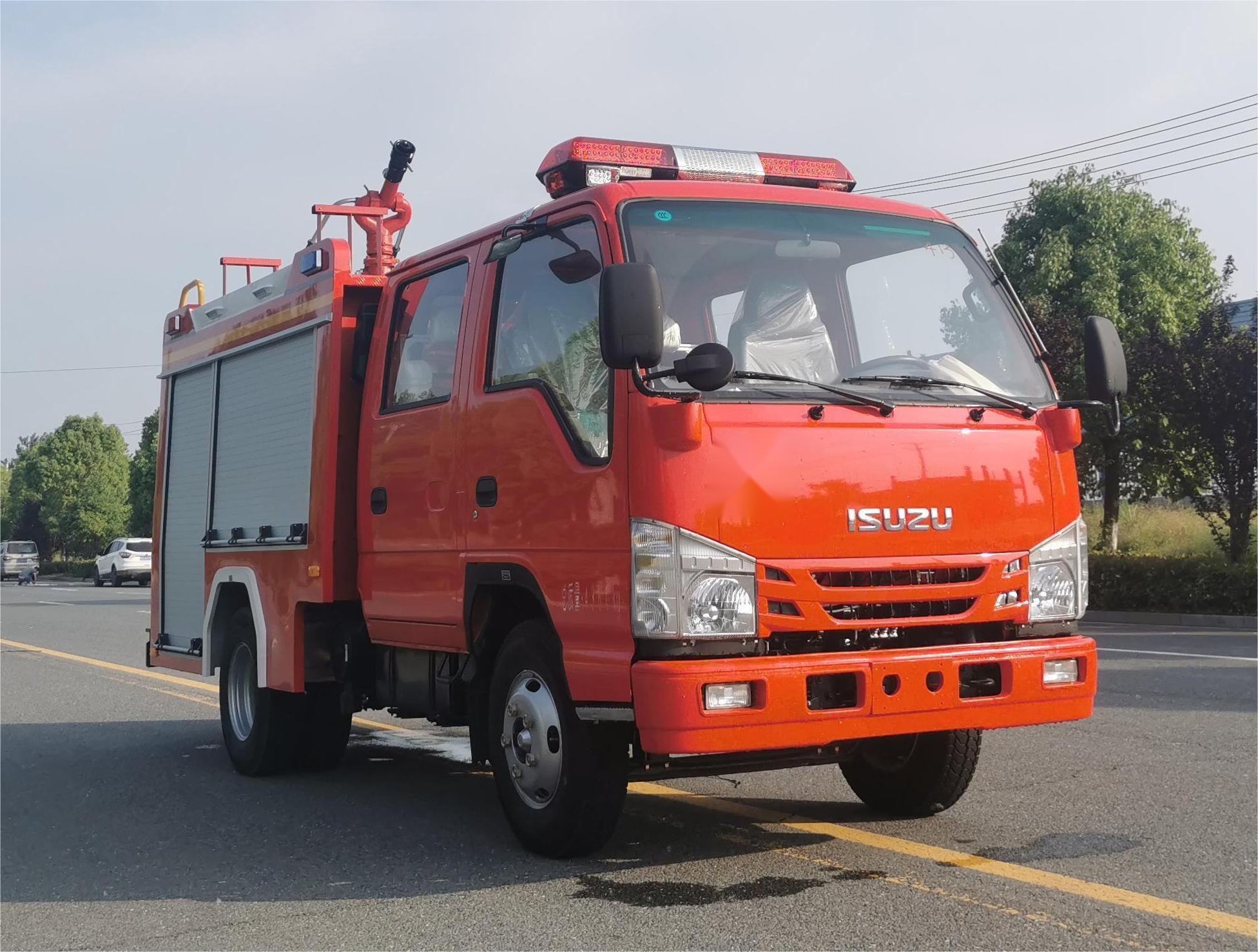 藍(lán)牌五十鈴1.5噸水罐消防車(chē)