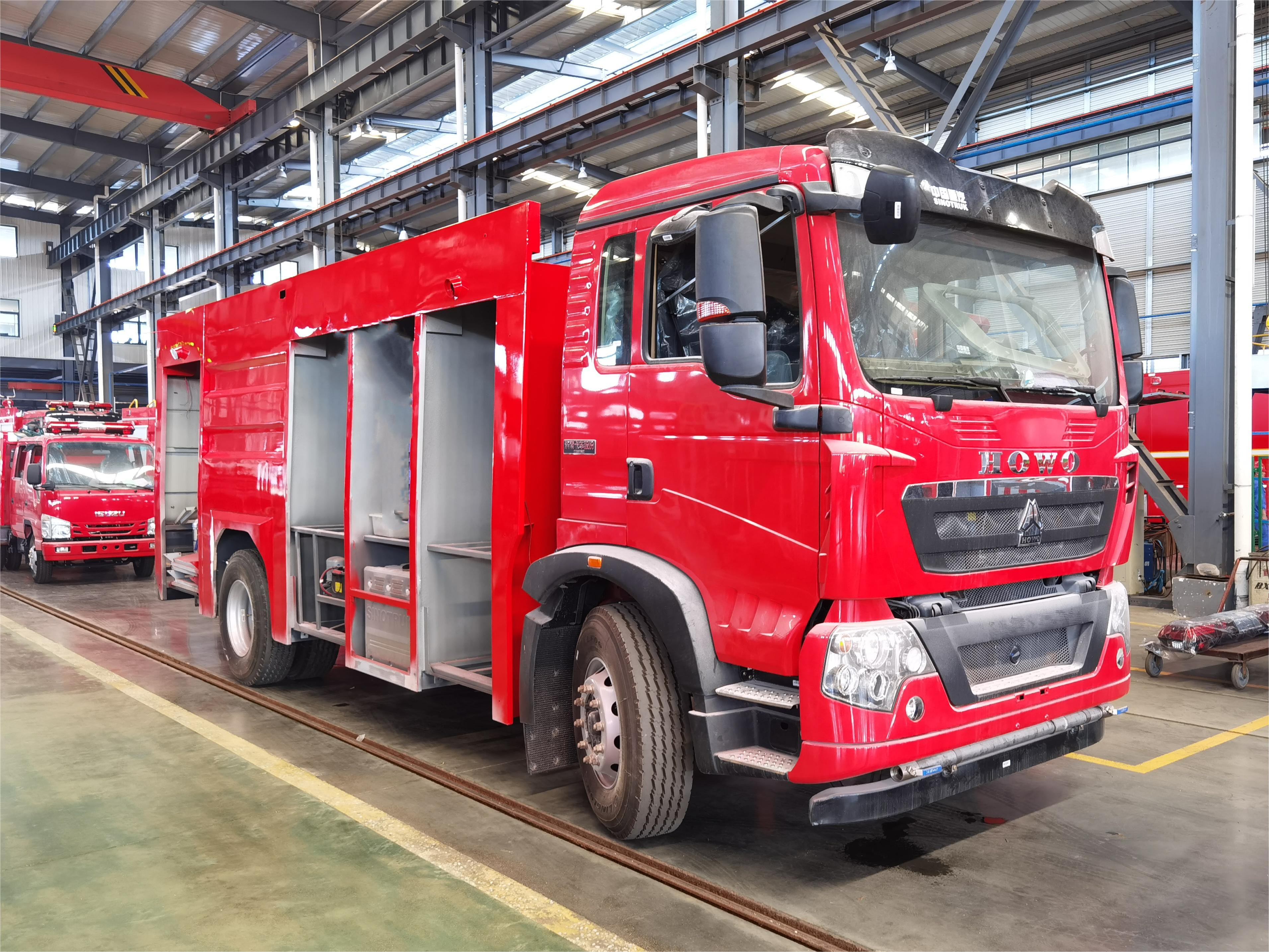 豪沃9噸水罐消防車(chē)